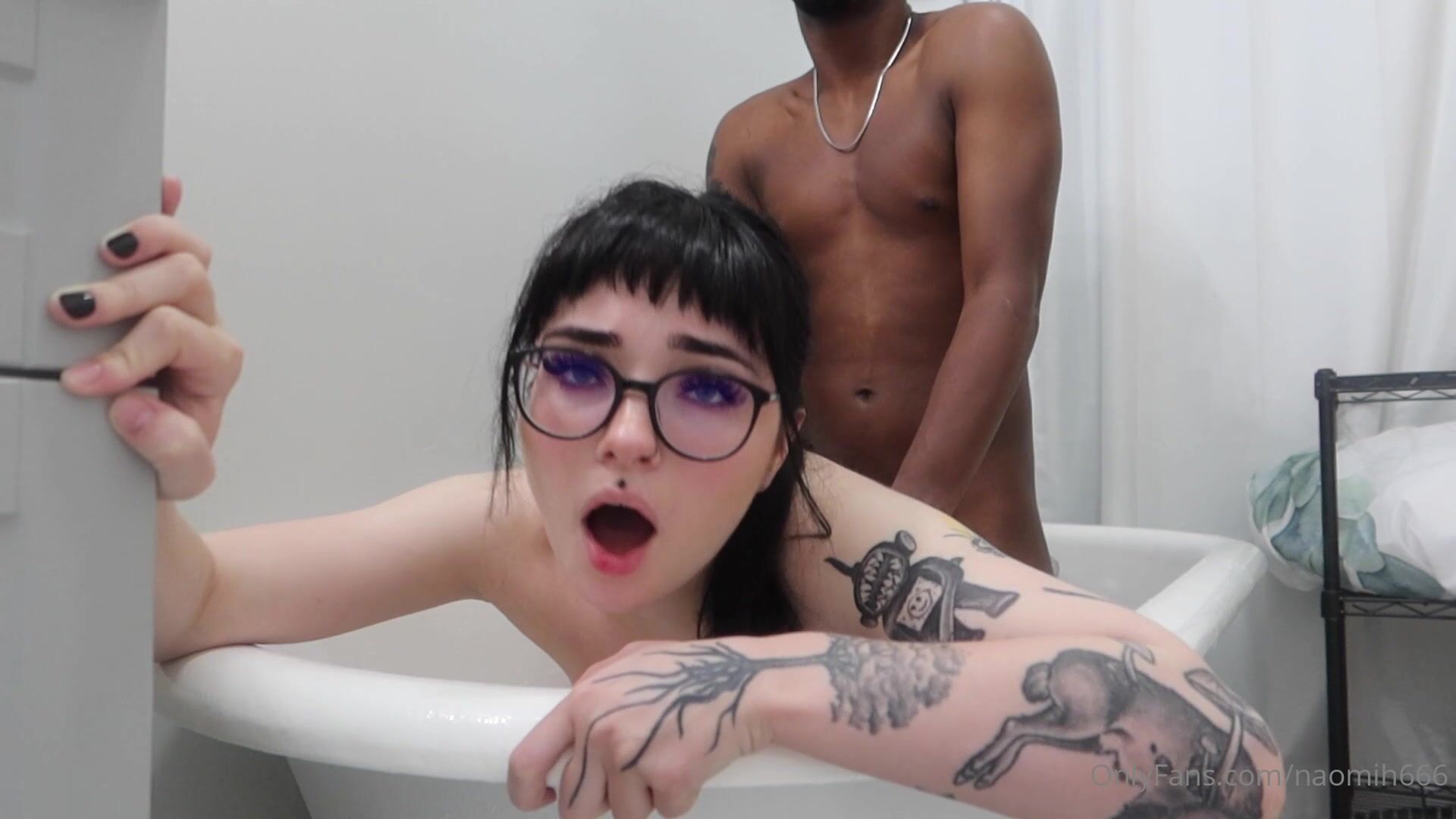 NaomiH666: Bathroom Love