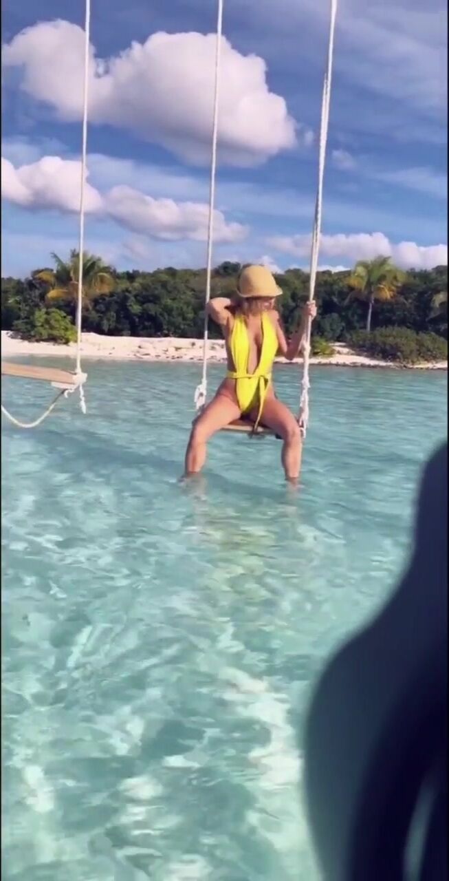 Sara Jean Underwood - Topless During Bahamas Trip